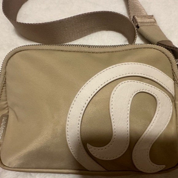 RARE LULULEMON NOT SOLD ANYMORE Beige Color EVERYWHERE BAG Popular - Picture 6 of 6